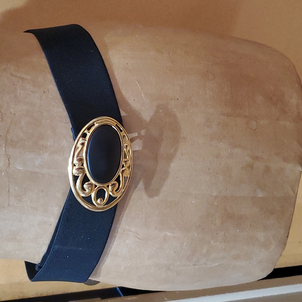 Elastic belt with black and gold